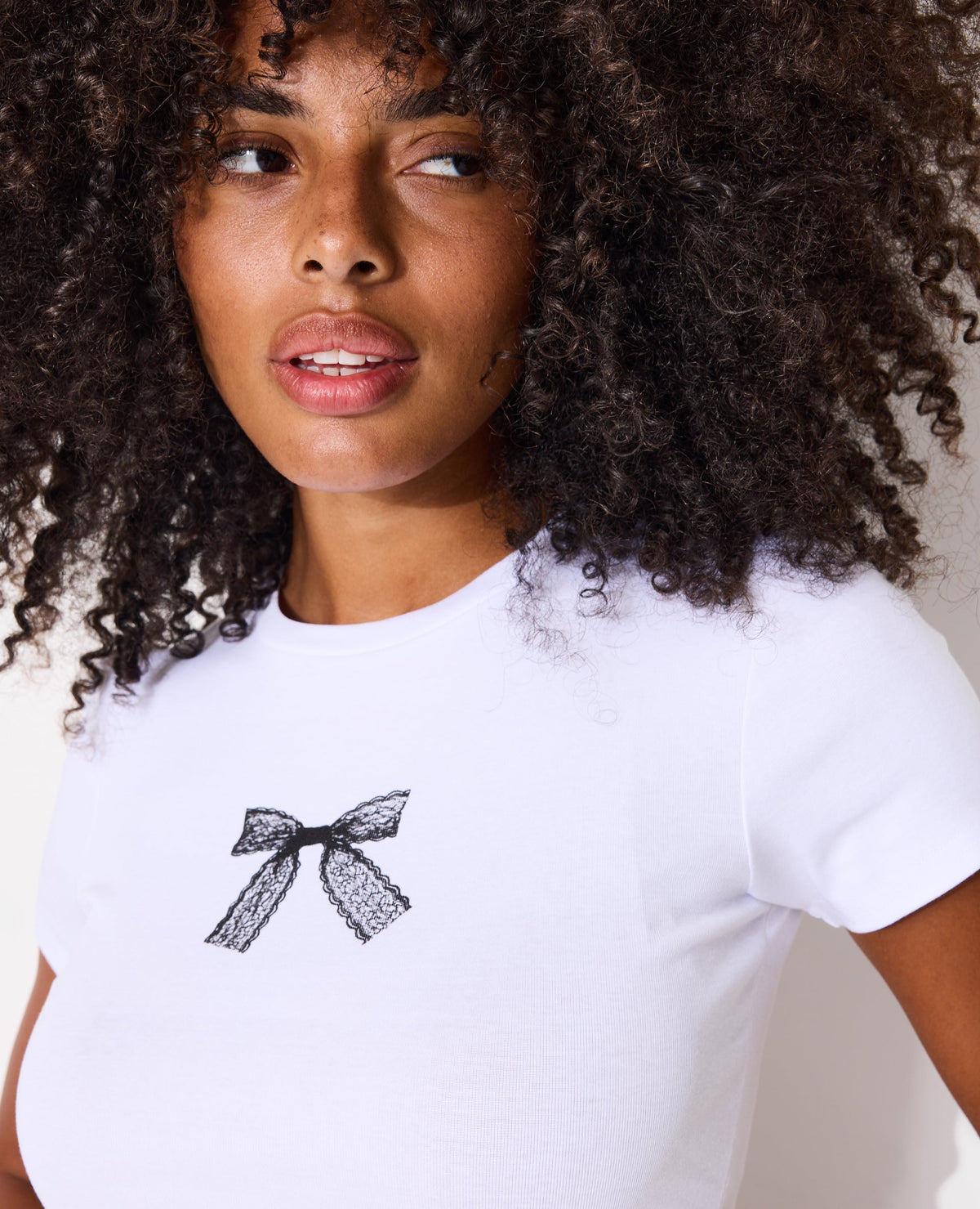 T-shirt ajusté avec print nœud dentelle