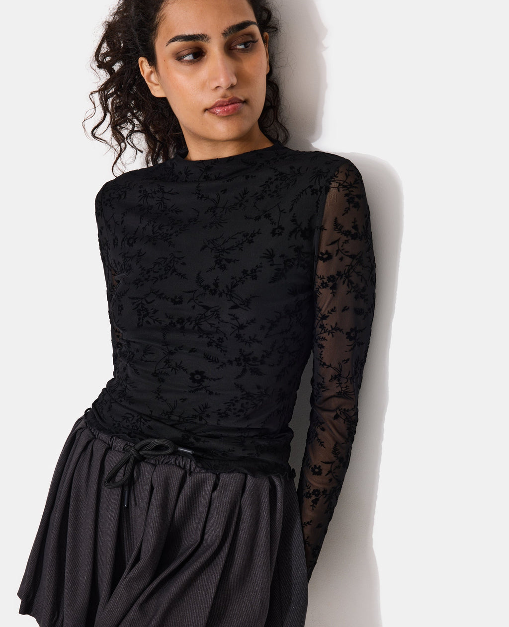 T-shirt manches longues en résille fleurs velours