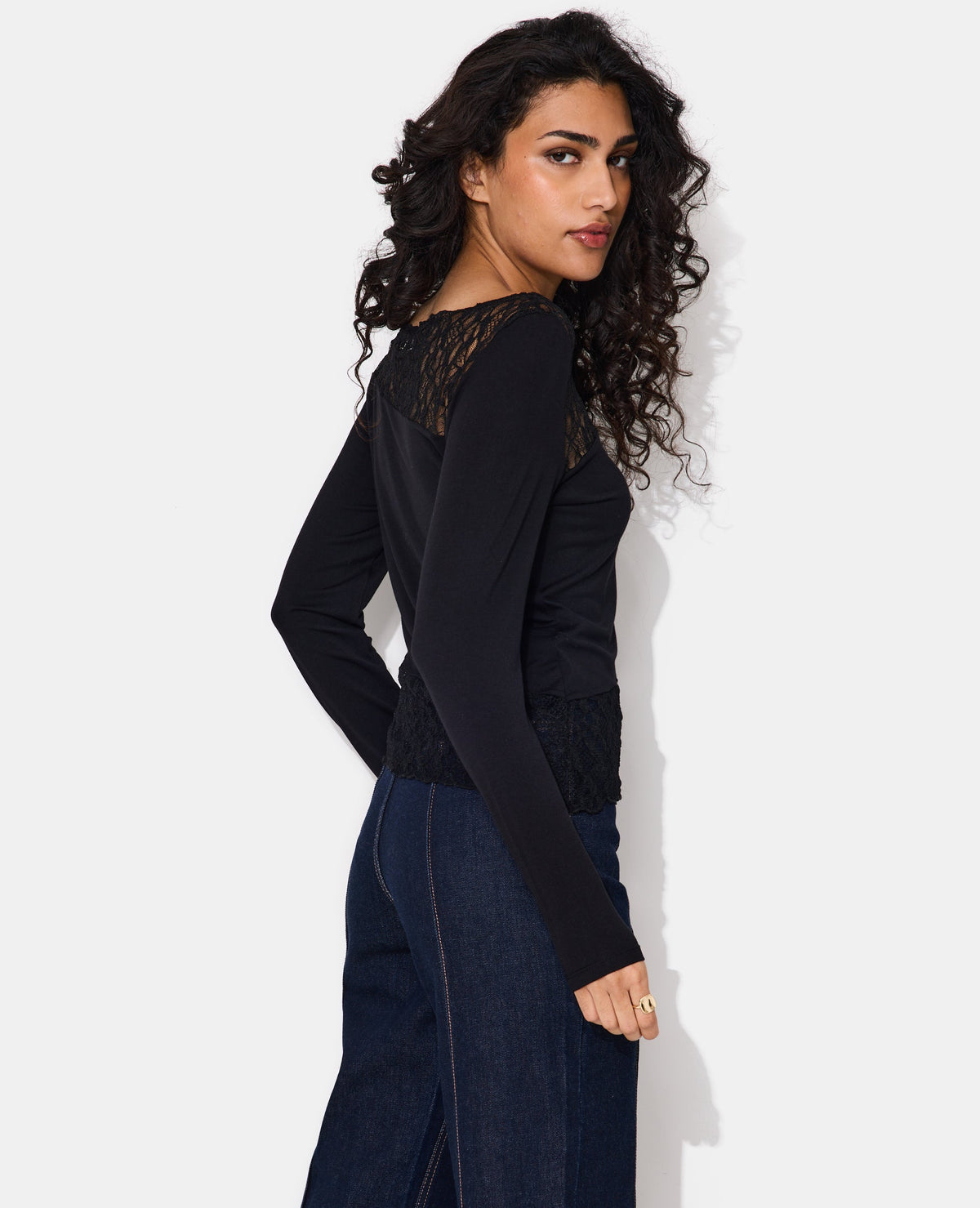 T-shirt asymétrique manches longues avec dentelle