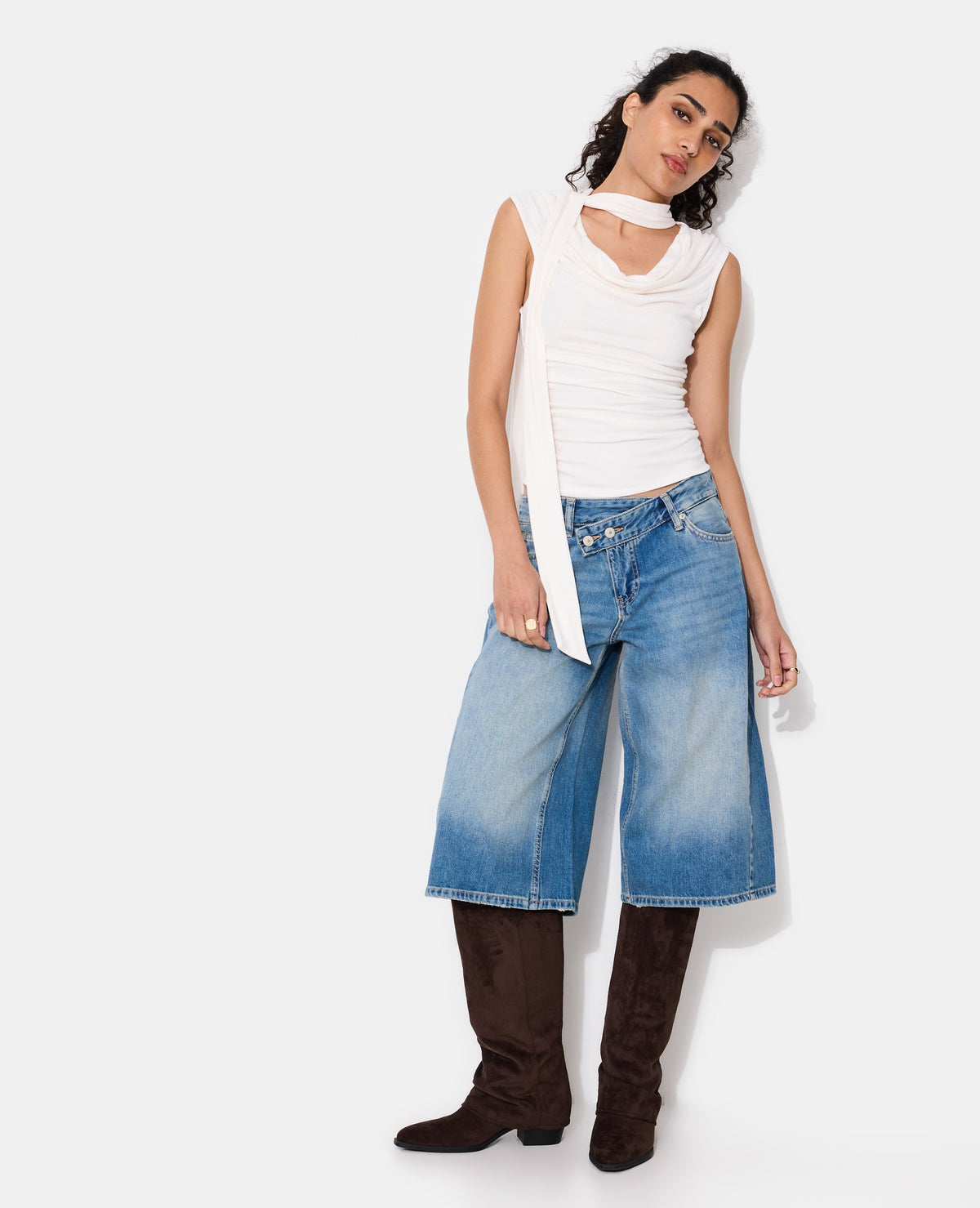 Top sans manches encolure bénitier avec écharpe