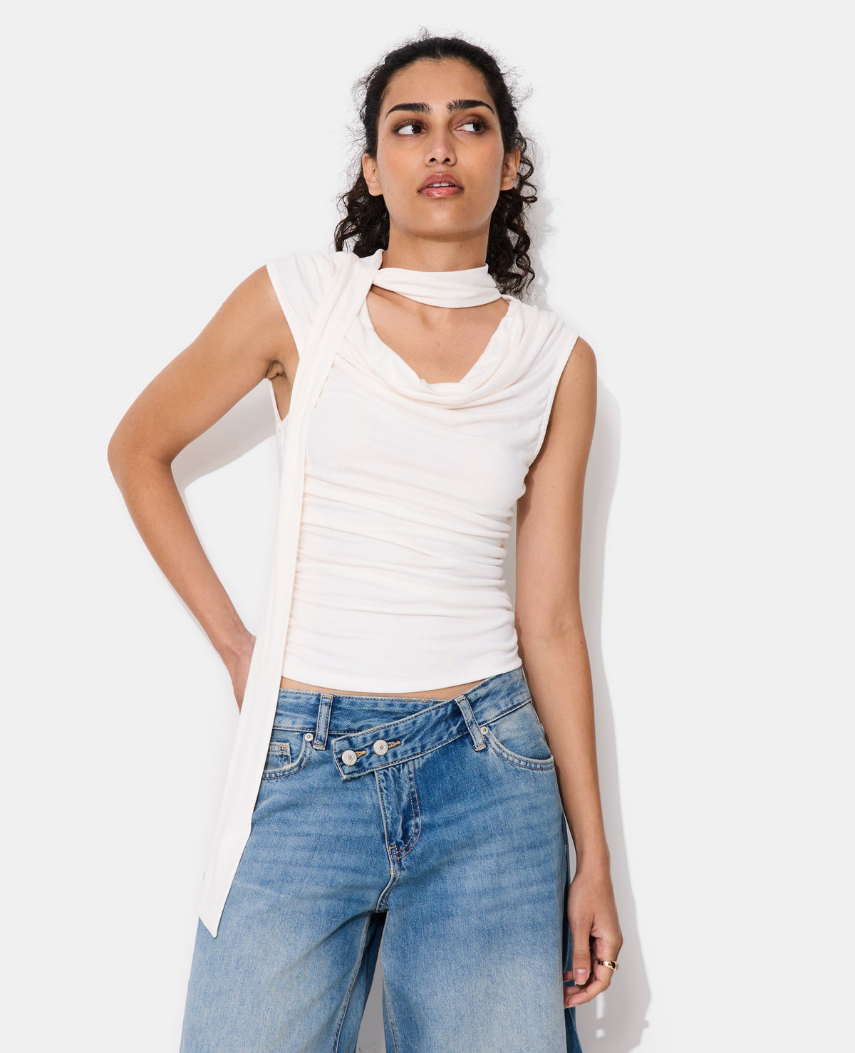 Top sans manches encolure bénitier avec écharpe