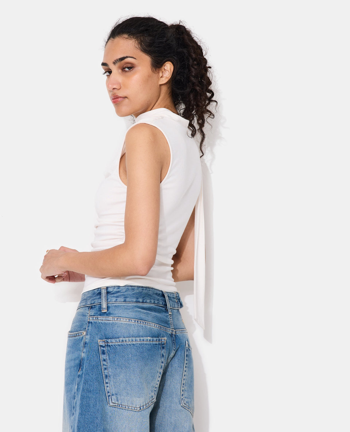 Top sans manches encolure bénitier avec écharpe