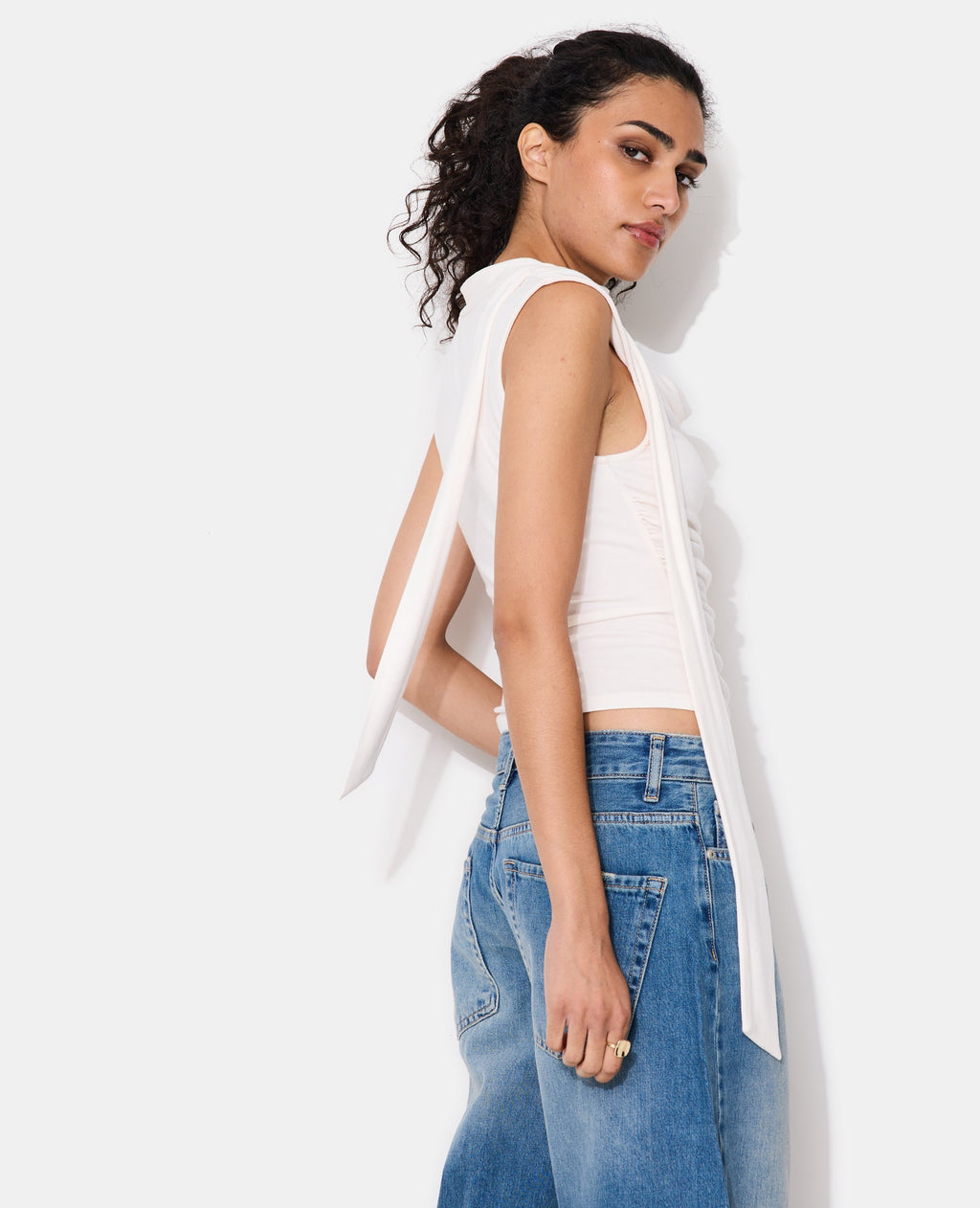 Top sans manches encolure bénitier avec écharpe