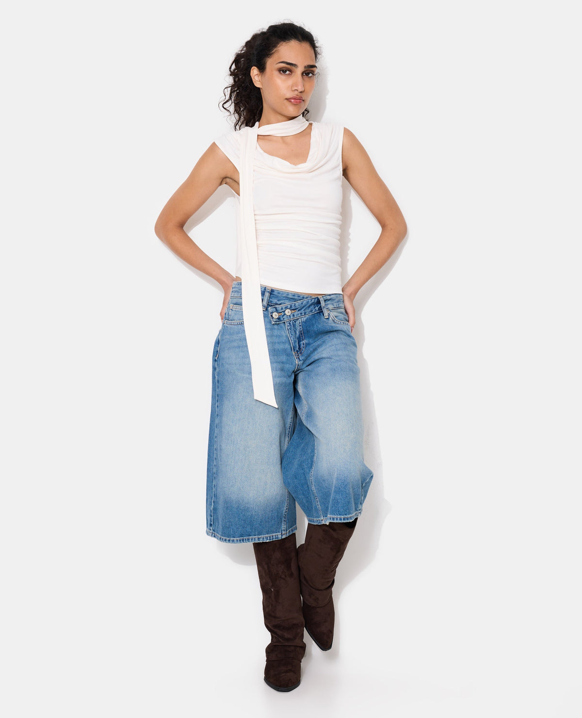 Top sans manches encolure bénitier avec écharpe