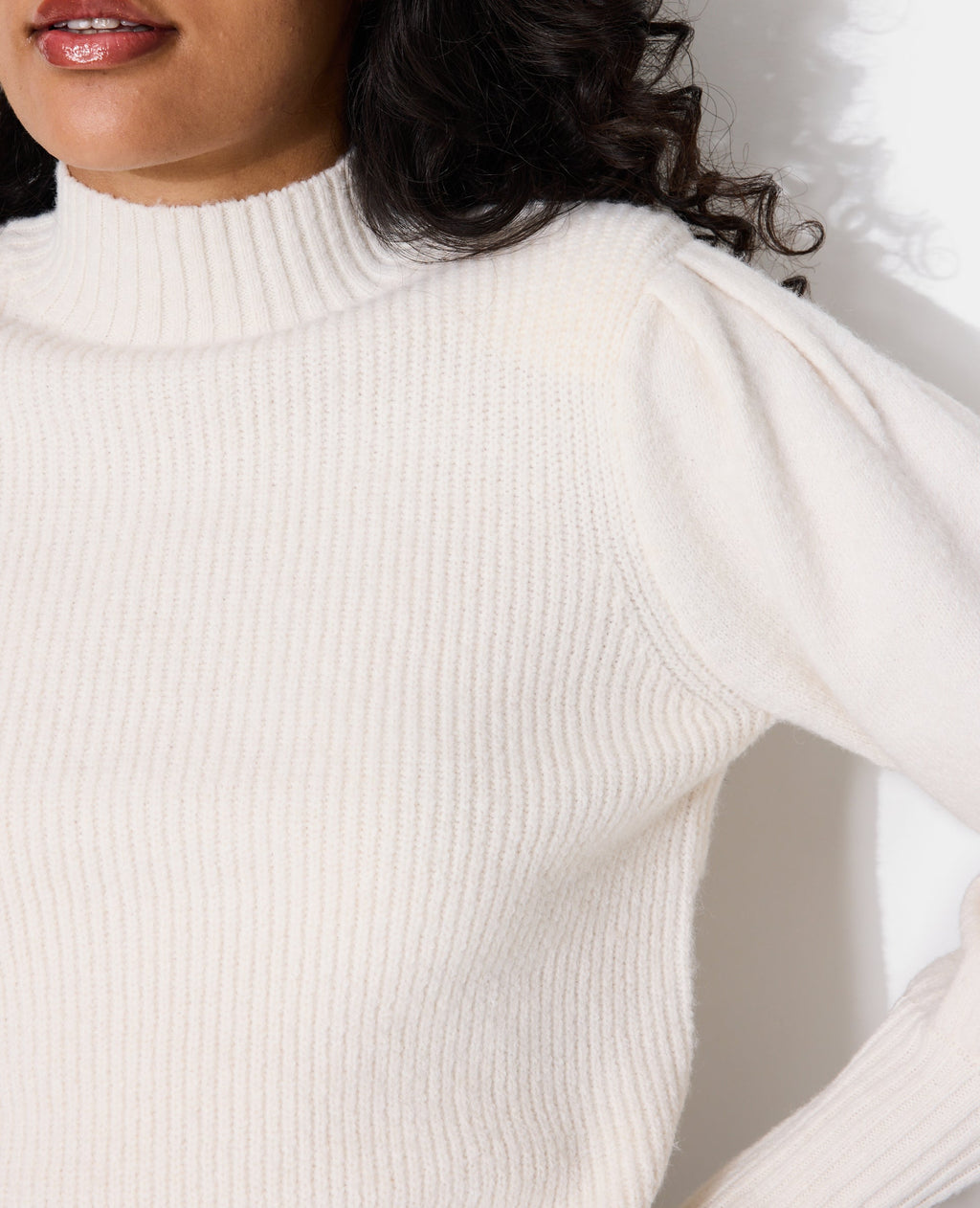 Pull col montant avec épaulettes