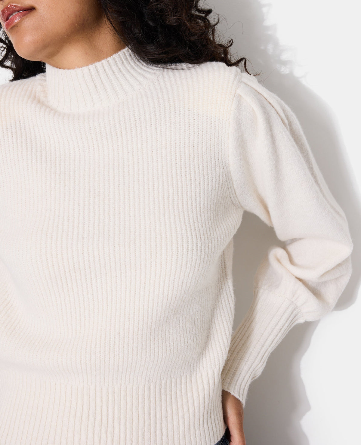 Pull col montant avec épaulettes