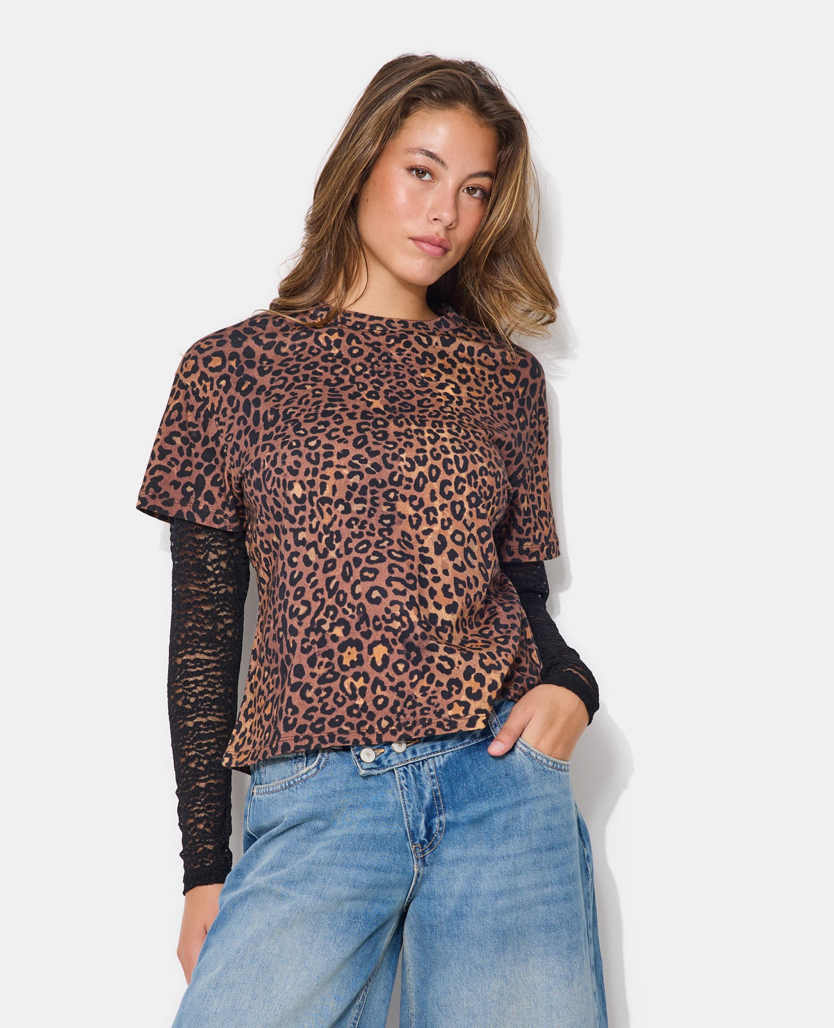 T-shirt léopard effet superposition manches dentelle