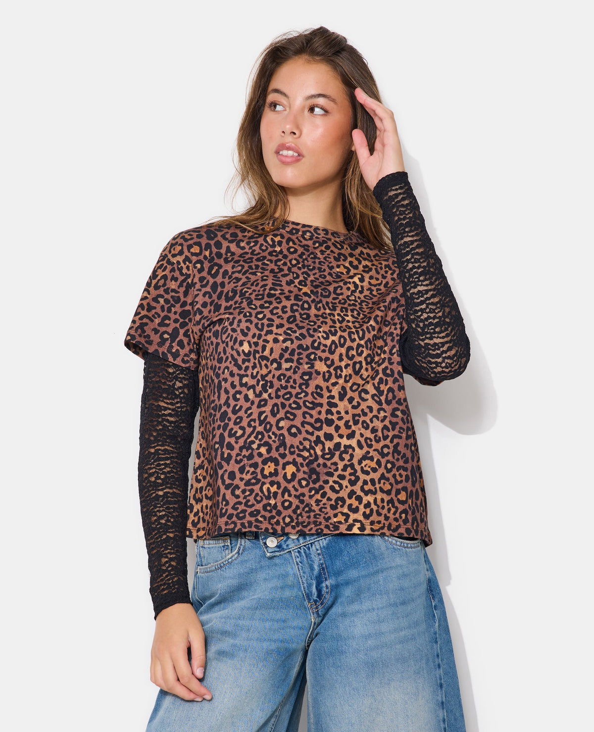 T-shirt léopard effet superposition manches dentelle