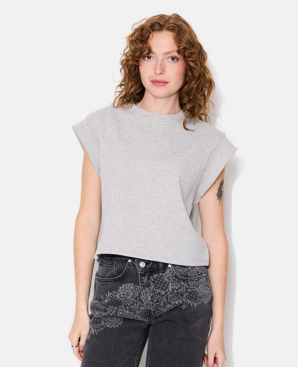 Sweat court avec détail mancherons