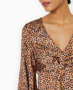 Blouse en tissu satiné motif léopard