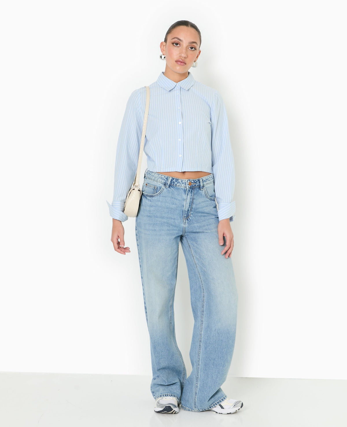 Chemise courte et resserrée avec rayures