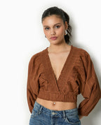 Blouse décolletée avec manches chauve-souris