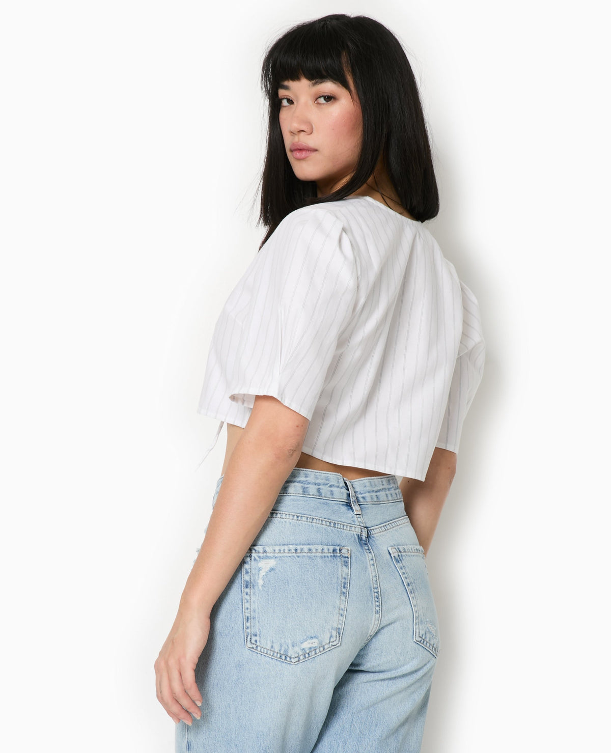 Blouse courte rayée avec nouettes
