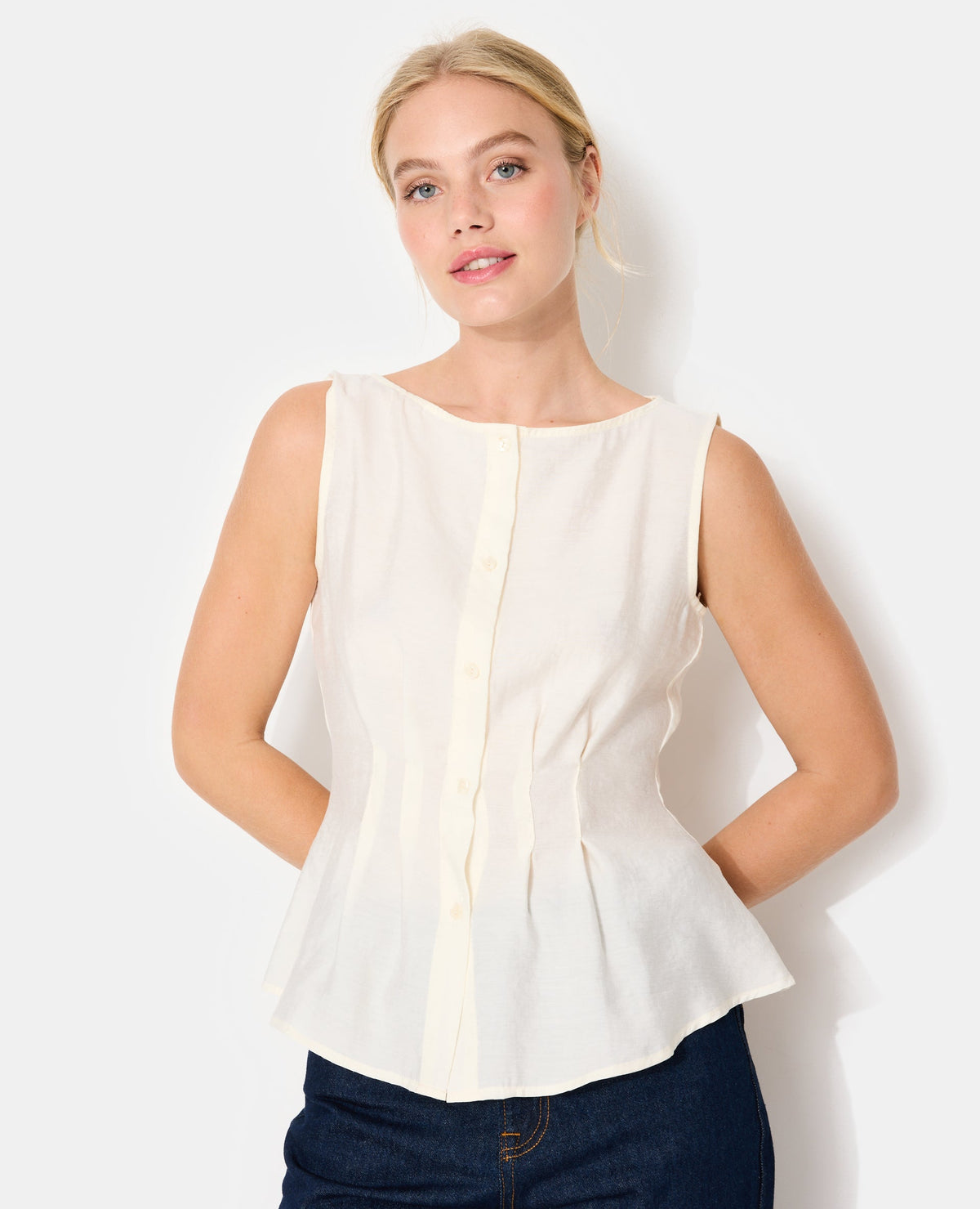 Top boutonné sans manches avec pinces