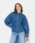 Chemise en jean cintrée avec manches chauve-souris