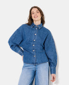 Chemise en jean cintrée avec manches chauve-souris