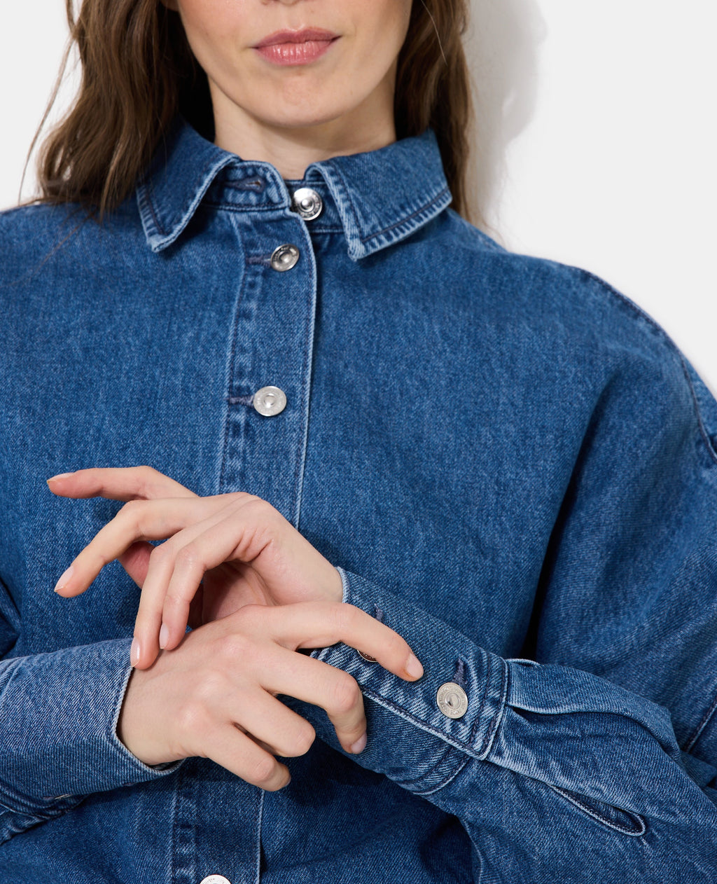 Chemise en jean cintrée avec manches chauve-souris