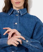 Chemise en jean cintrée avec manches chauve-souris