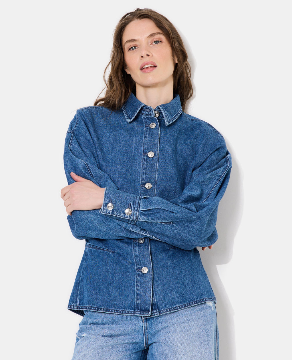 Chemise en jean cintrée avec manches chauve-souris