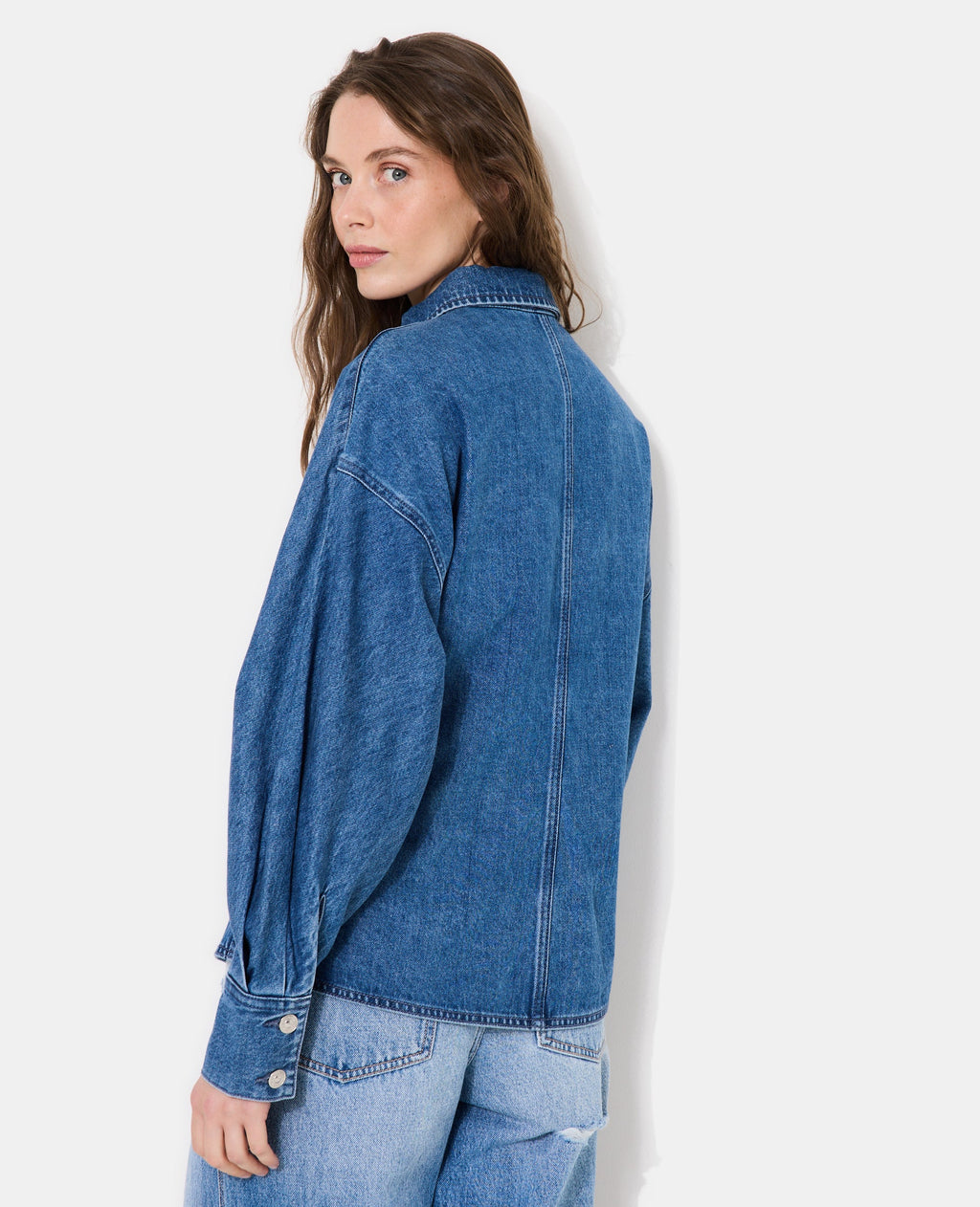 Chemise en jean cintrée avec manches chauve-souris