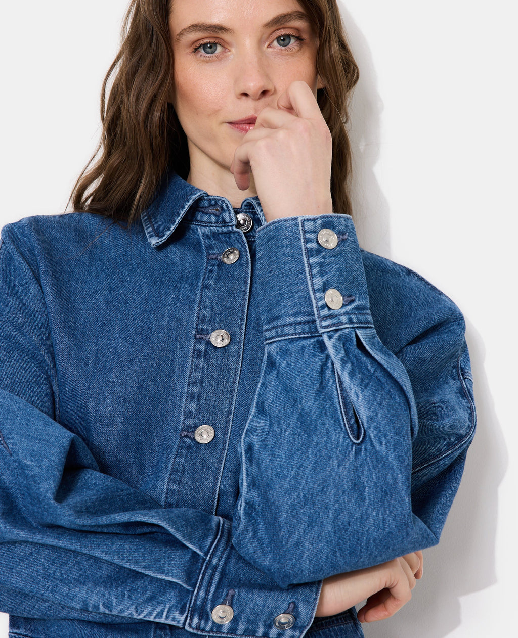 Chemise en jean cintrée avec manches chauve-souris