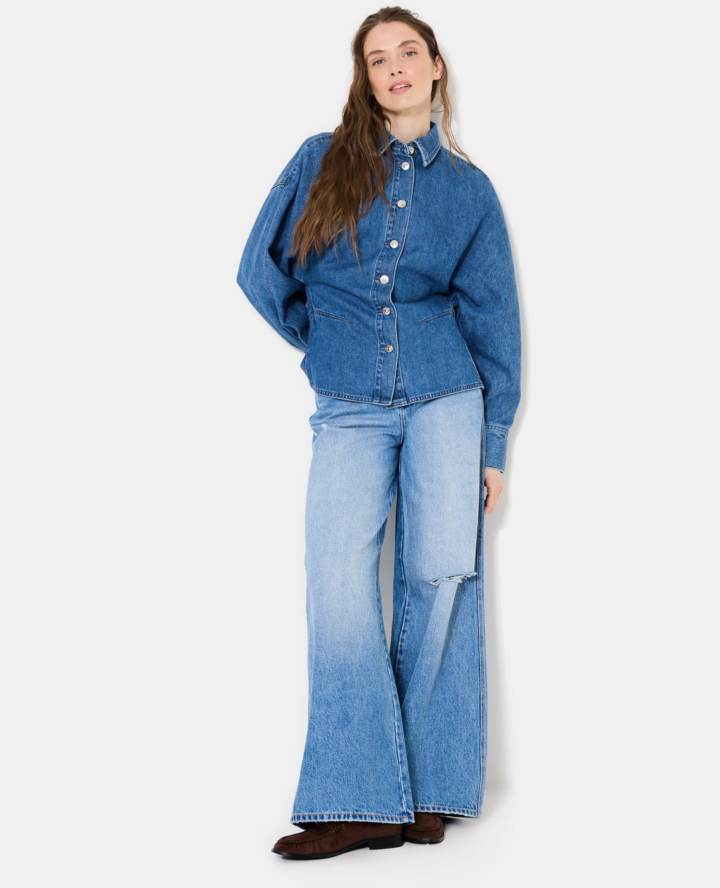 Chemise en jean cintrée avec manches chauve-souris