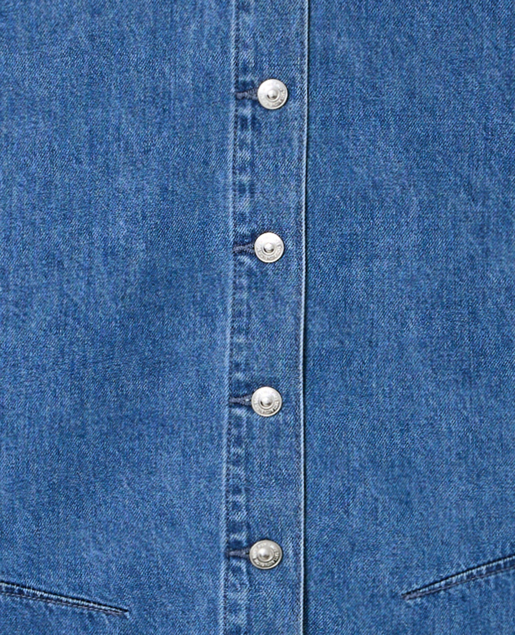 Chemise en jean cintrée avec manches chauve-souris