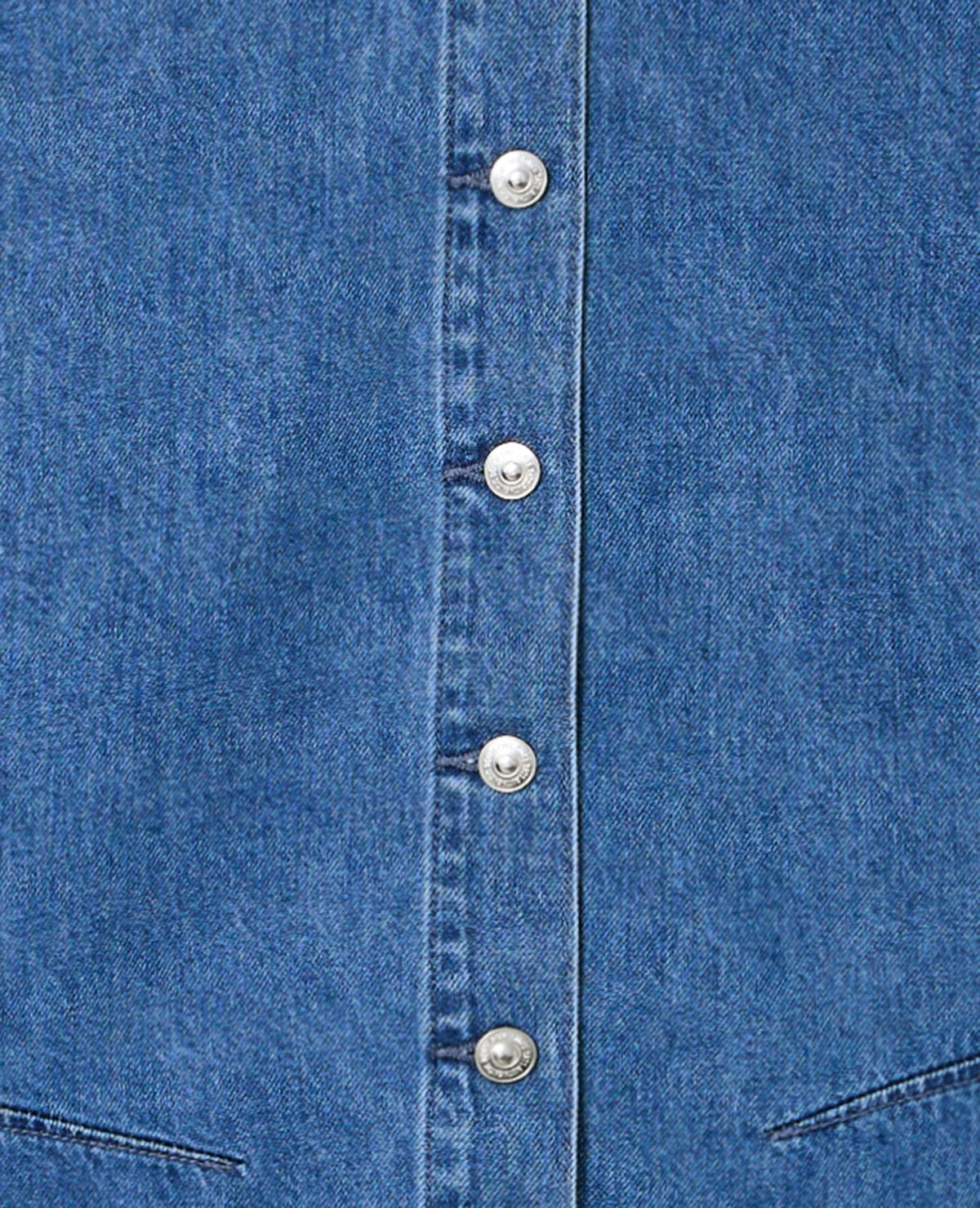 Chemise en jean cintrée avec manches chauve-souris