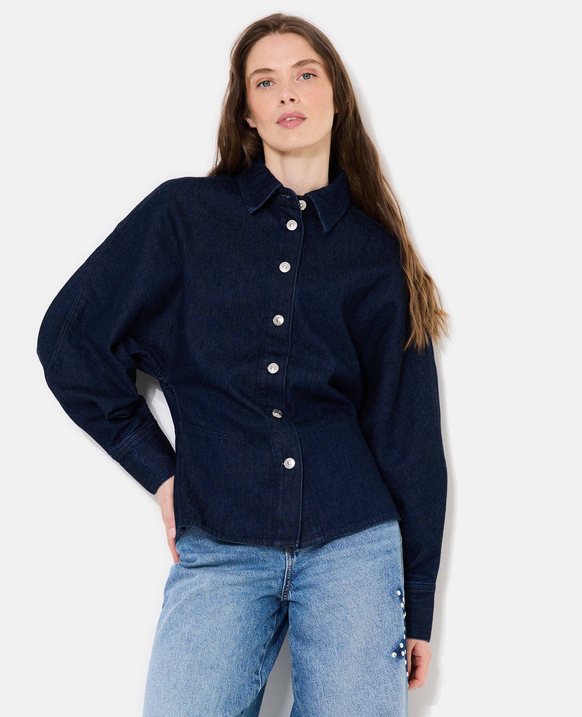 Chemise en jean cintrée avec manches chauve-souris