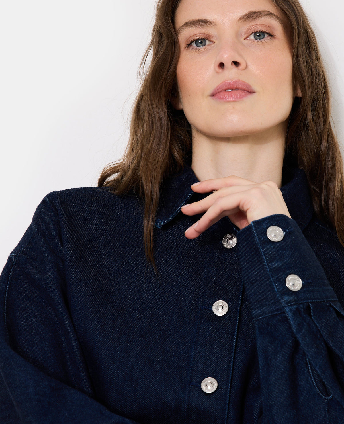 Chemise en jean cintrée avec manches chauve-souris