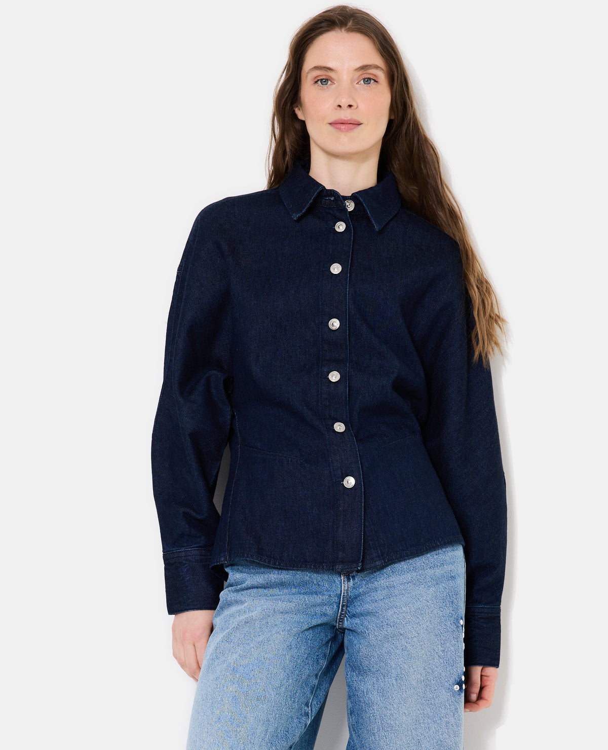 Chemise en jean cintrée avec manches chauve-souris