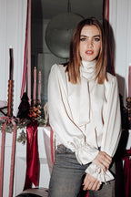 Blouse en satin avec col lavalière