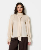 Blouse en satin avec col lavalière