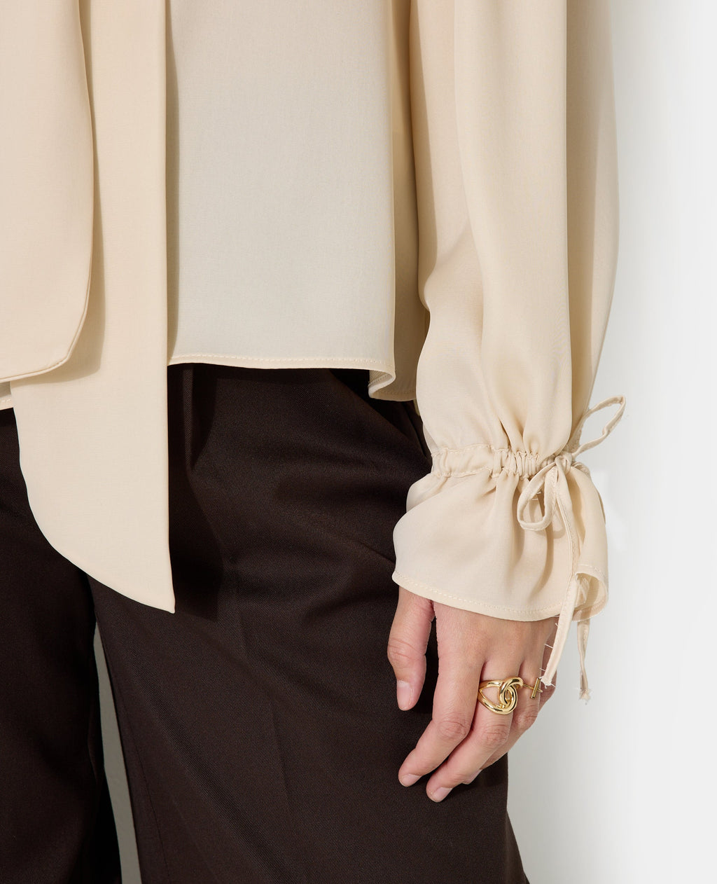 Blouse en satin avec col lavalière