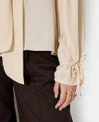Blouse en satin avec col lavalière
