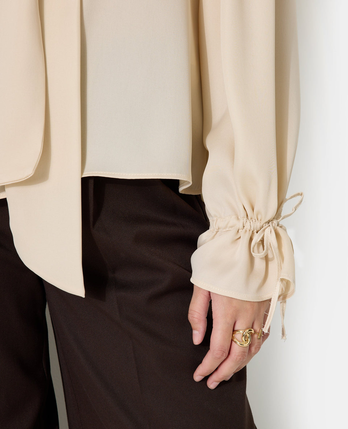 Blouse en satin avec col lavalière