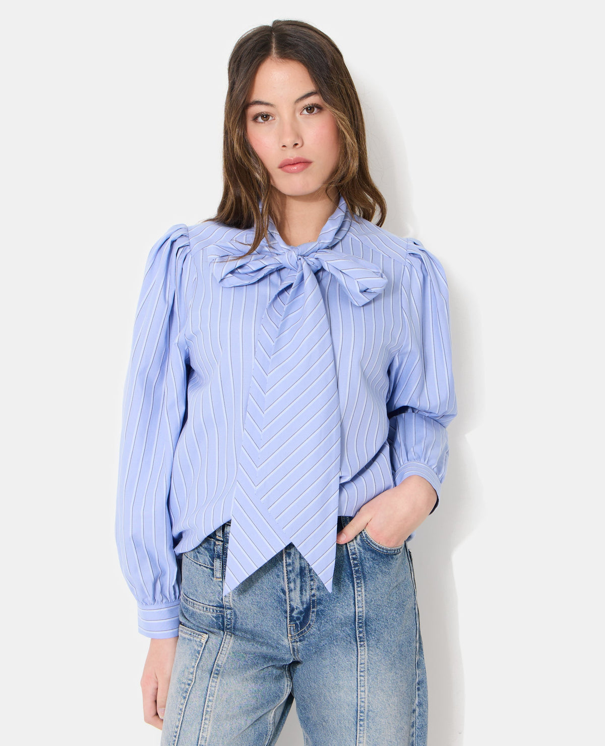 Chemise rayée col lavalière avec manches ballons