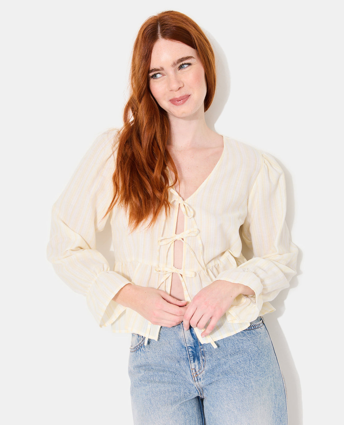 Blouse rayée avec volants et nouettes