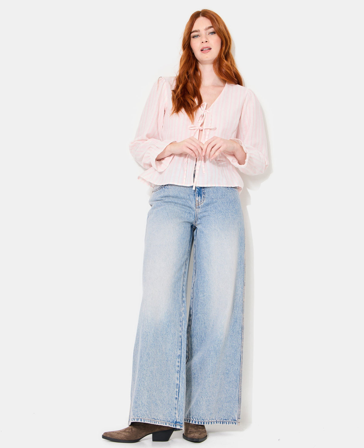 Blouse rayée avec volants et nouettes