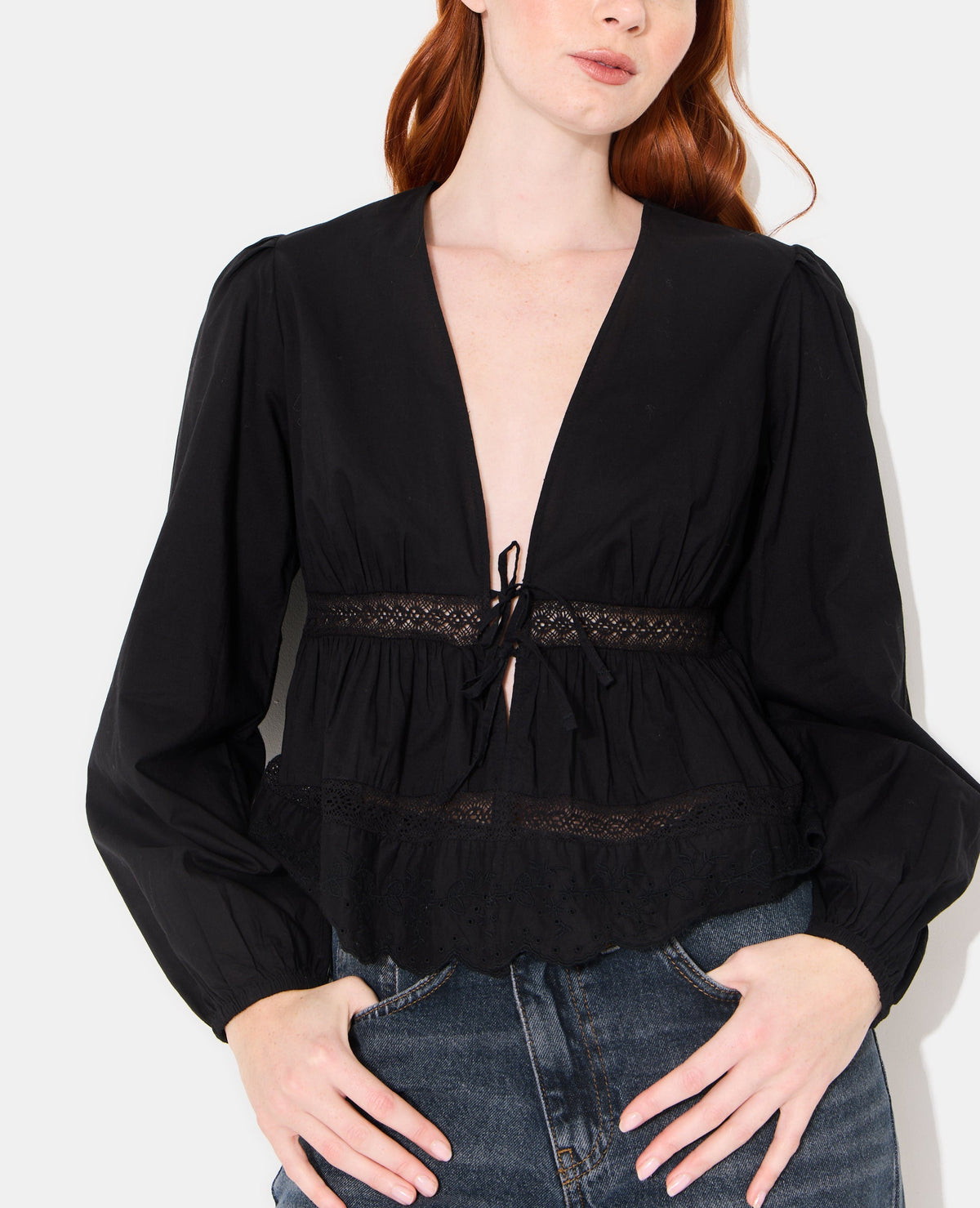 Blouse avec dentelle et nouettes