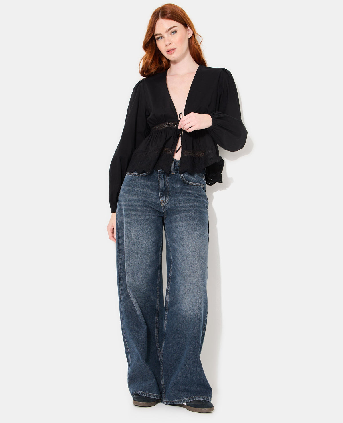 Blouse avec dentelle et nouettes