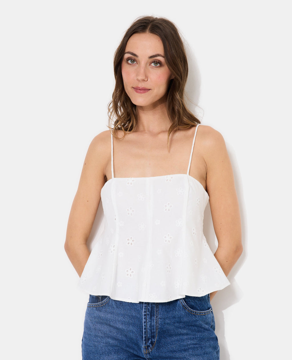 Top à bretelles avec fleurs en broderie anglaise