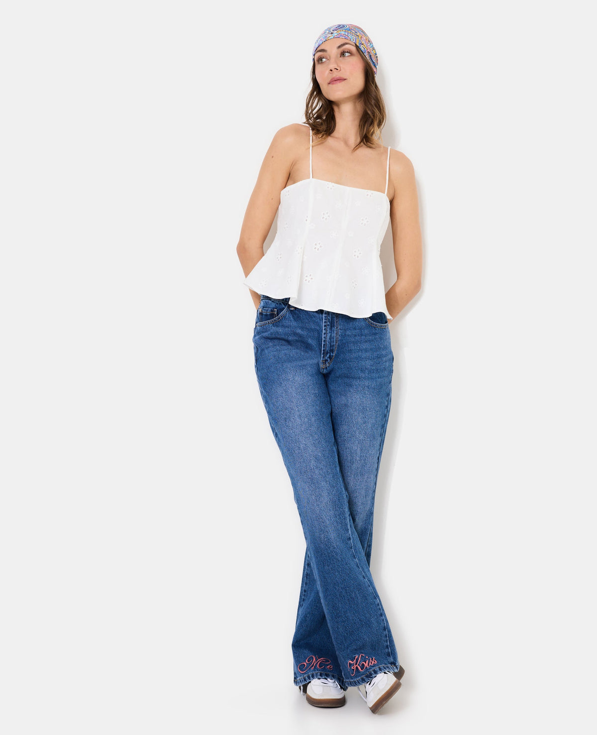 Top à bretelles avec fleurs en broderie anglaise