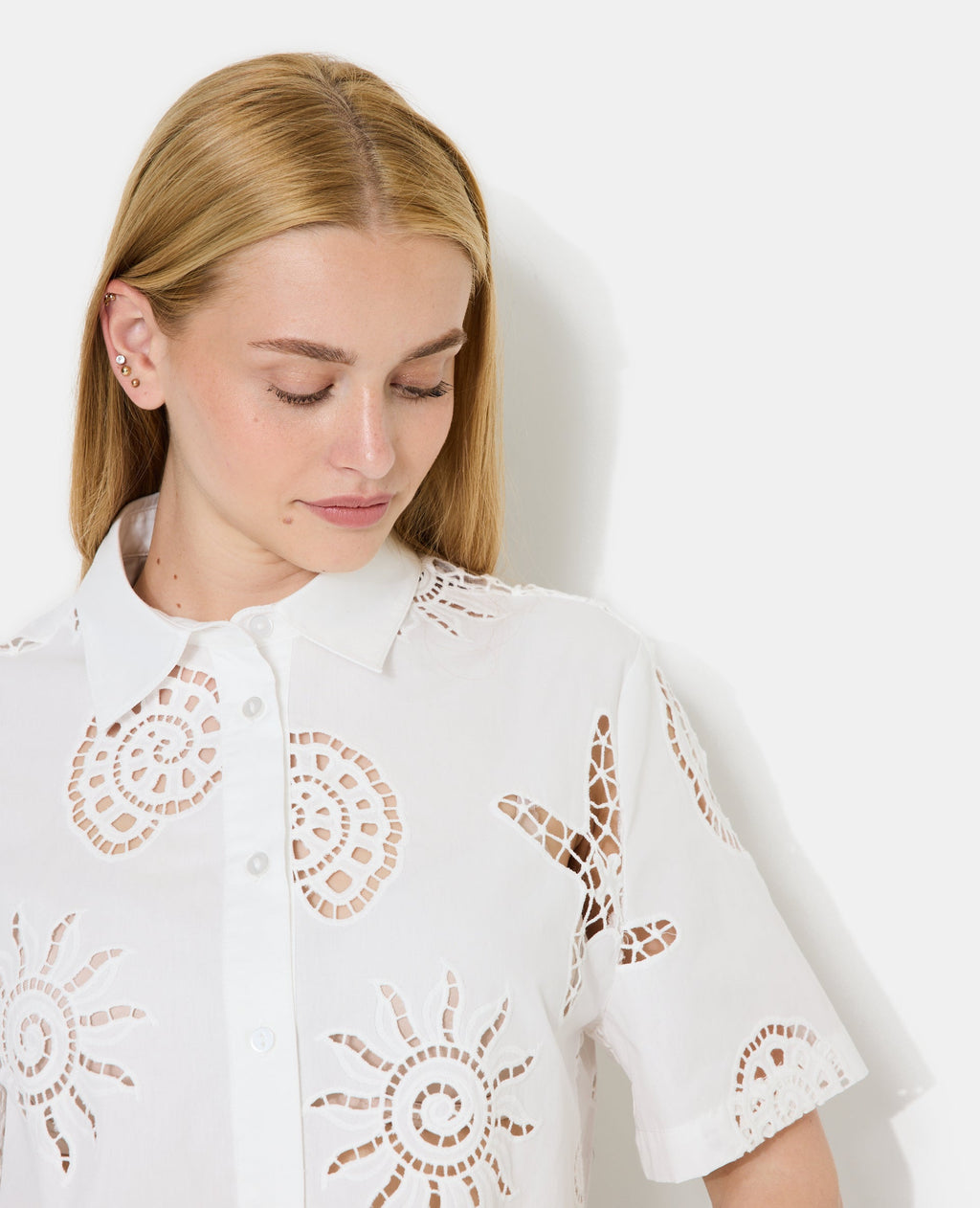 Chemisette avec broderies ajourées