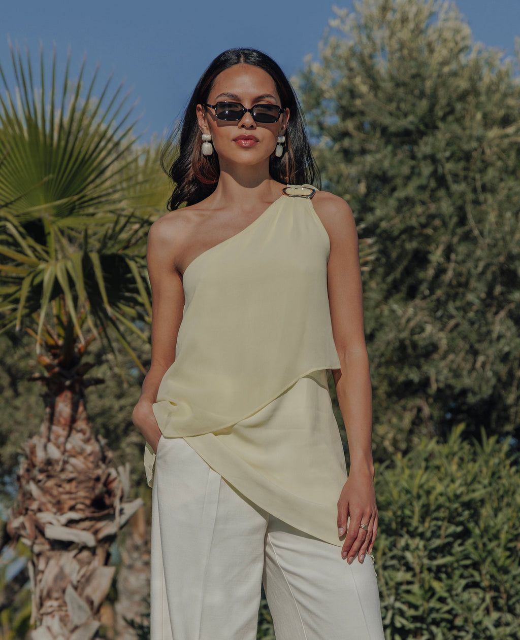 Top asymétrique one shoulder avec boucle