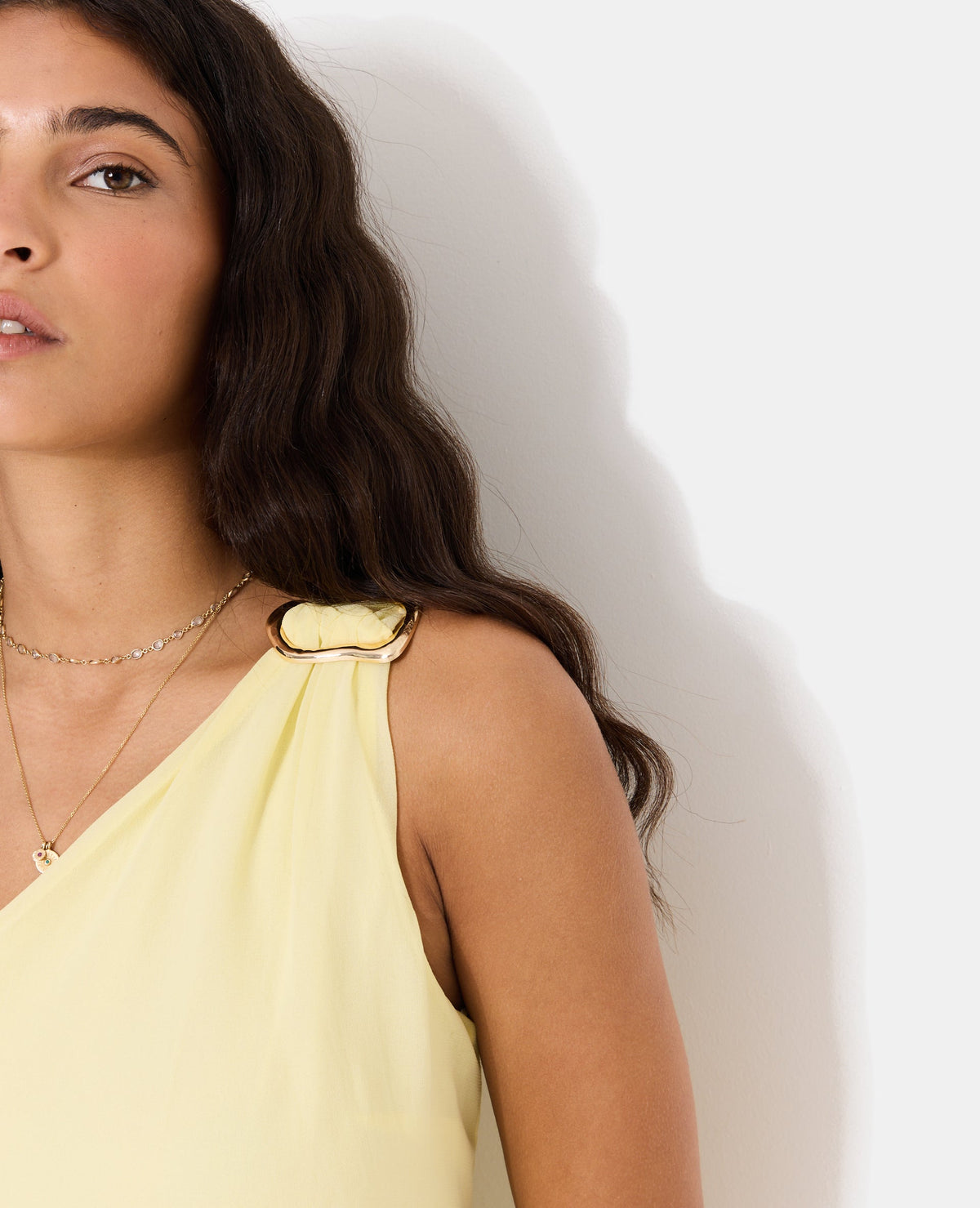 Top asymétrique one shoulder avec boucle