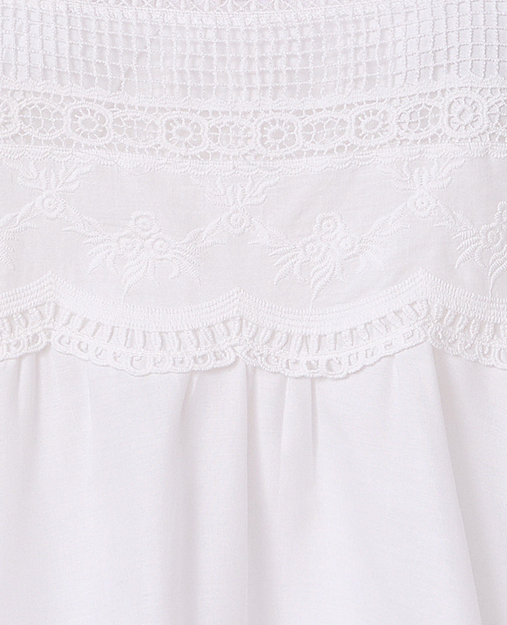 Top à bretelles avec broderies, dentelle et nouettes