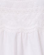 Top à bretelles avec broderies, dentelle et nouettes