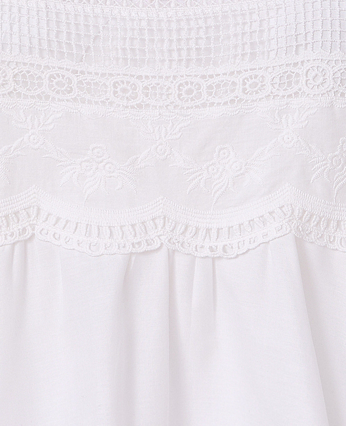 Top à bretelles avec broderies, dentelle et nouettes