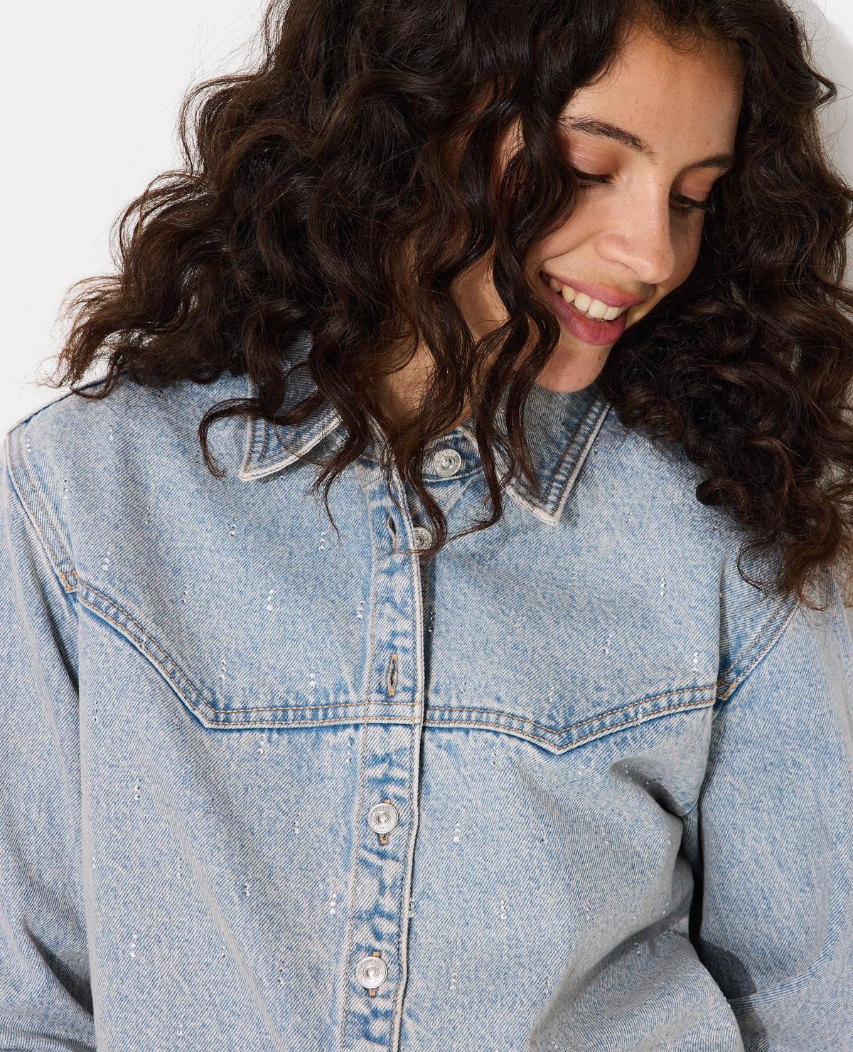 Chemise en jean avec strass en all over